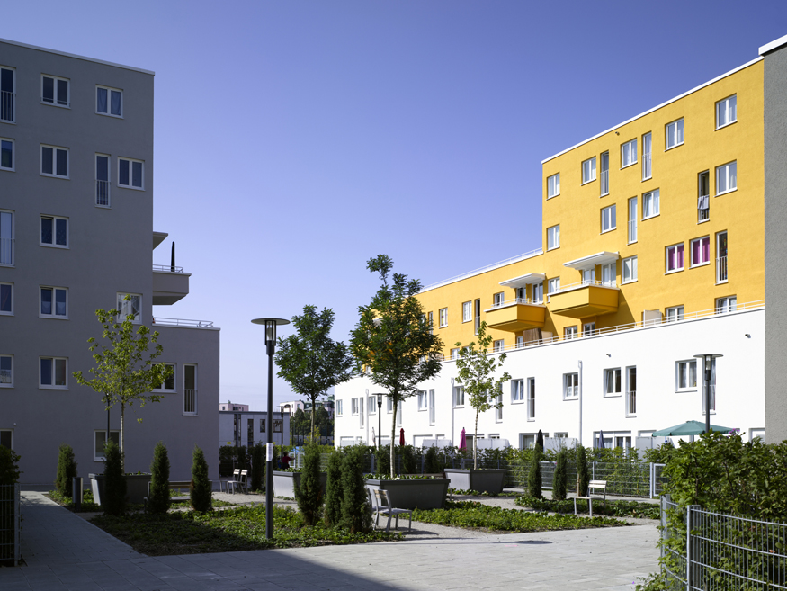 Theresienhöhe, Wohn-und Verwaltungsbauten