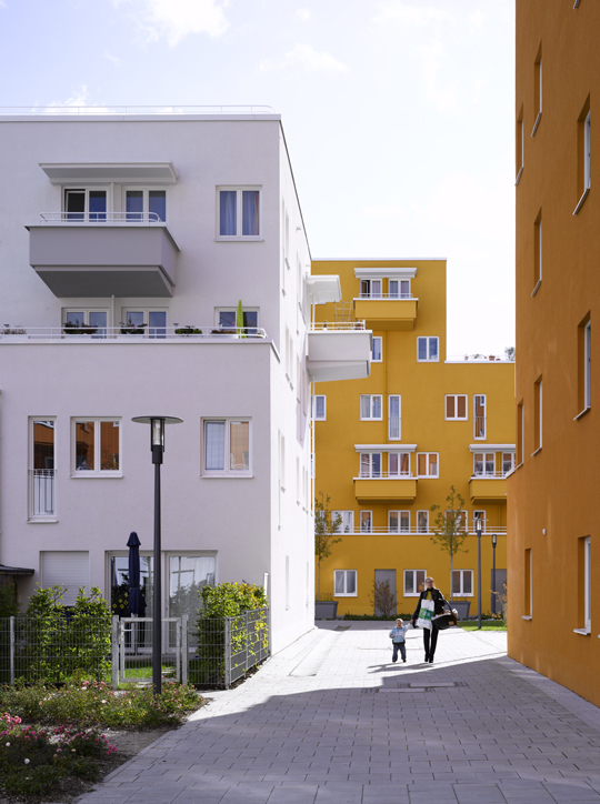 Theresienhöhe, Wohn-und Verwaltungsbauten