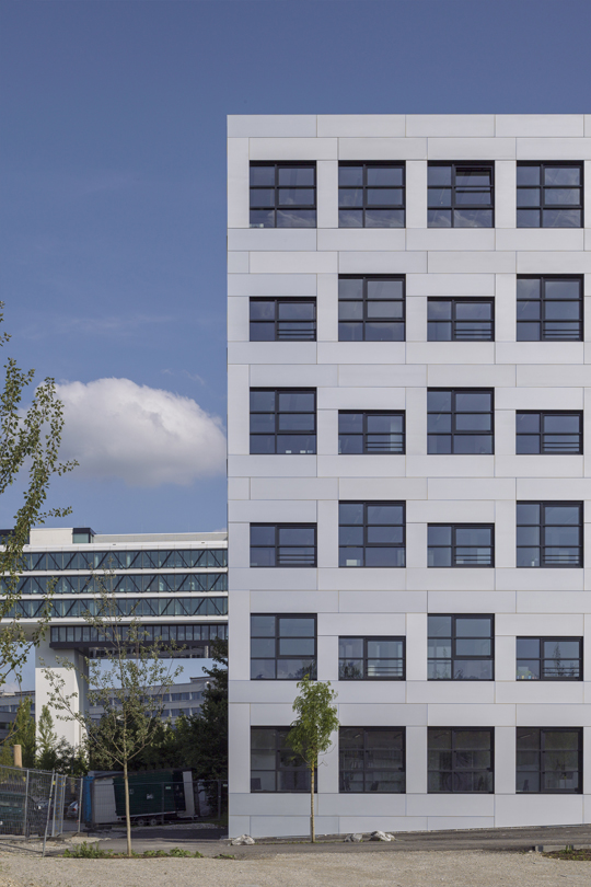 OV_ausschnitt fassade mit medienbrücke