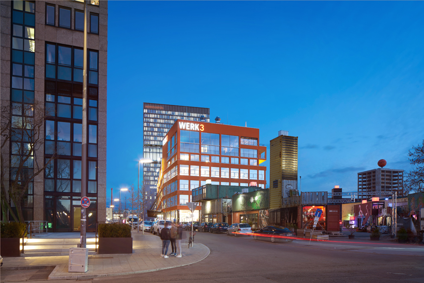 17-0327_Silohotel_Atelierstr_Nacht-www_extra-875px