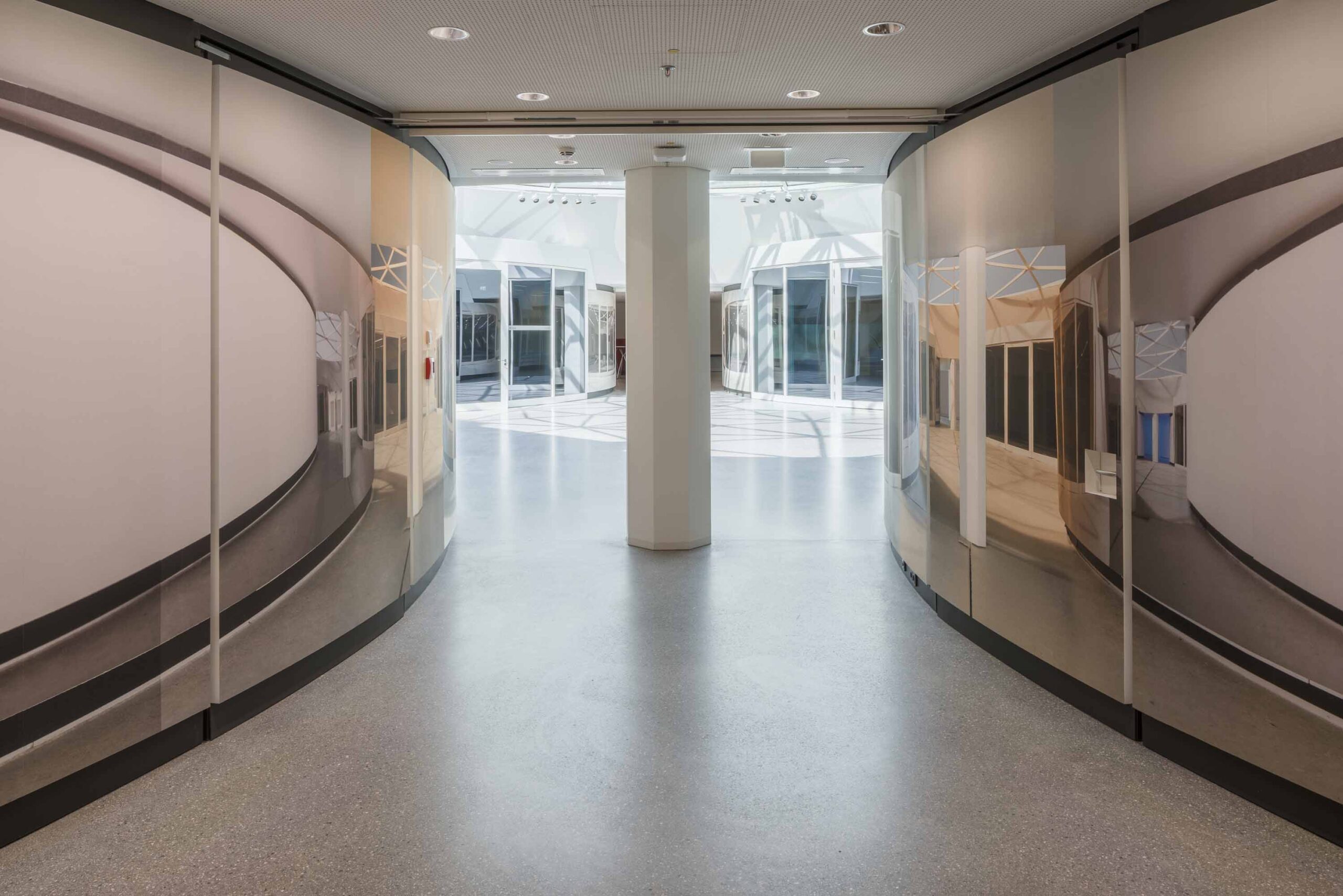 MRE-blick ins foyer_mit kunstinstallation "echo" von katharina g