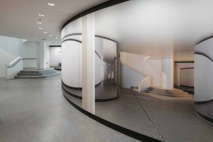M MRE-treppenaufgang zum eingangsfoyer mit kunstinstallation "ec